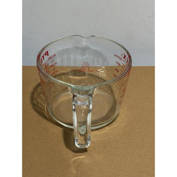Pyrex 4 Cup/32oz Glass Measuring Cup with Red Lettering - Picture 3 of 6